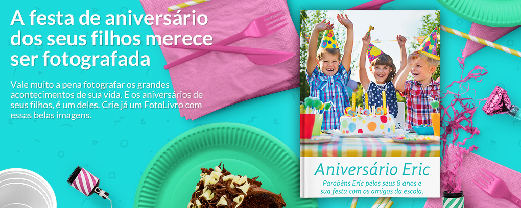 FotoLivro com imagens de um aniversário de criança, em uma mesa decorada.