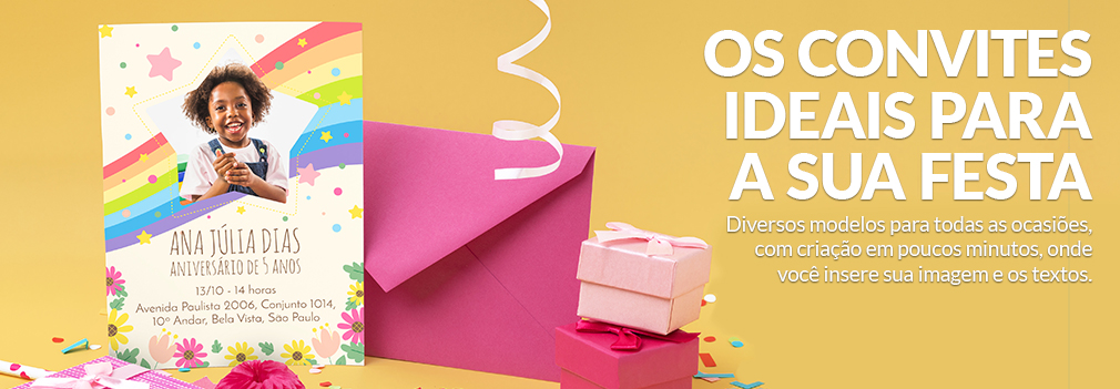 O Convite Aniversário 1 | 15x20 | A5-R em pé na frente de um envelope e de pequenas caixas de presente.